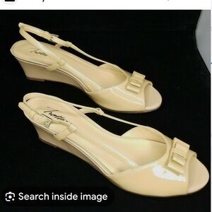 Trotters Tan Bow Slingback Heels